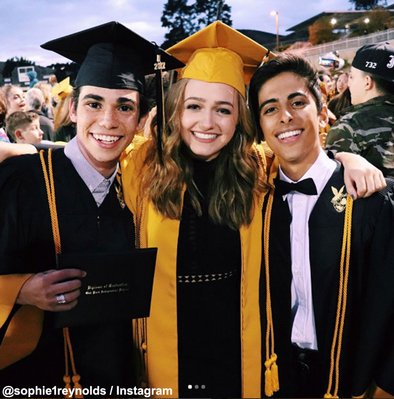 ジェシー キャメロン ボイスが高校を卒業 ディズニー スターとのニッコリ卒業写真を公開 写真あり Teenmix